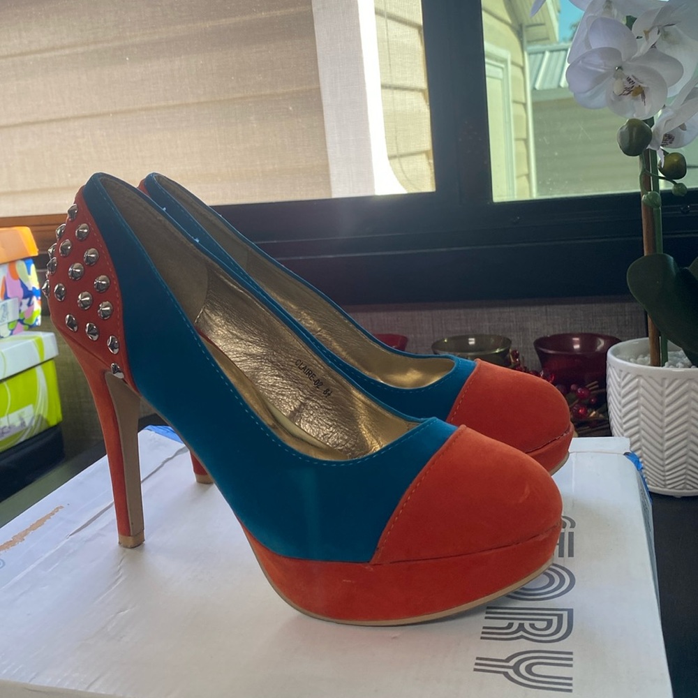 These beautiful orange teal clothes shoes 8 1/2